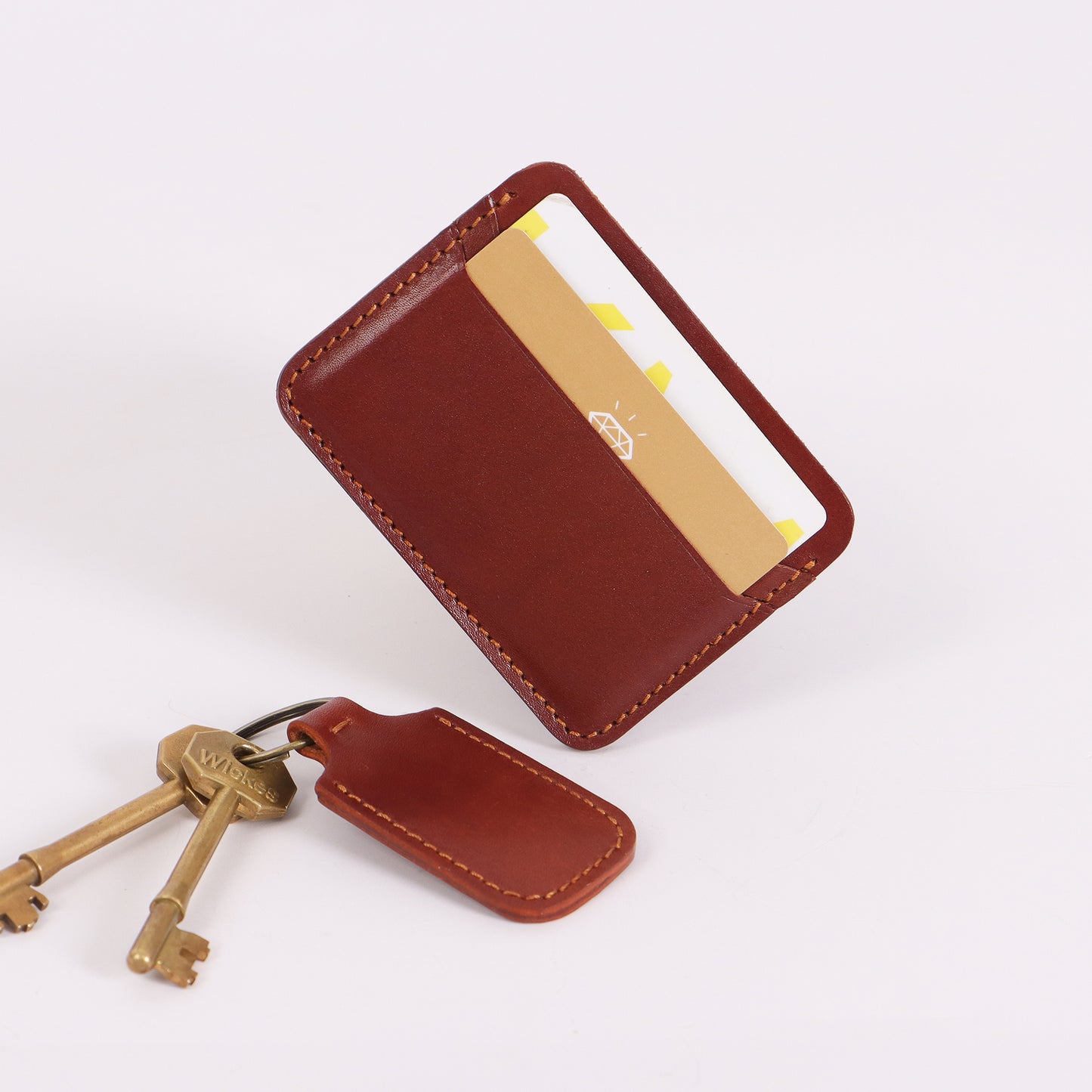 Personalisiertes Geschenkset aus Lederkartenhalter und Schlüsselanhänger