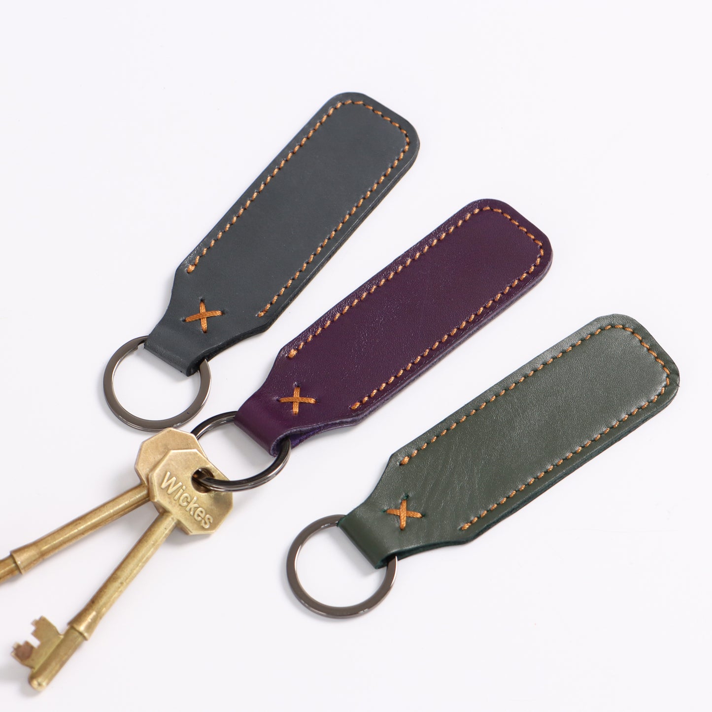 Schlüsselanhänger aus Leder mit geprägtem Monogramm